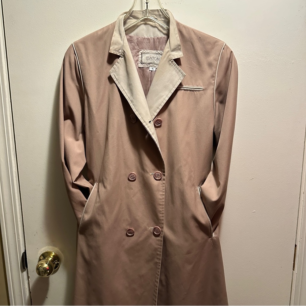 Vintage 1960s Eaton’s Contrast Collar Trench Coat • Blush & Ivory • Size 6